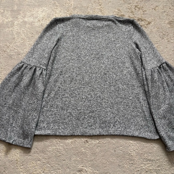 Urban Heritage Heathered Gray Flared Bell Long Sleeve Soft Knit Top Size Medium - Picture 8 of 9
